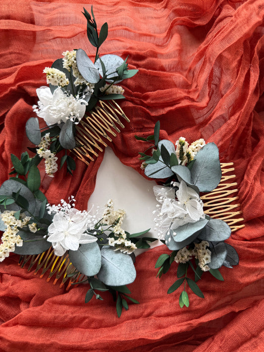 Set of bridal hair combs with preserved eucalyptus leaves and white dried flowers, rustic boho handmade wedding hair accessories for bride and bridesmaids.