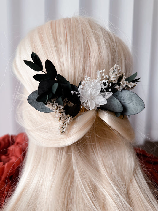 Boho wedding hairpiece with preserved eucalyptus leaves, white dried flowers and natural greenery, handmade bridal hair accessory for rustic weddings.