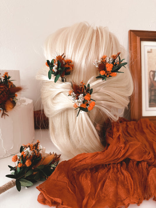Amber bridal hair pins with dried flowers in burnt orange and white tones – boho wedding hair accessories for bride