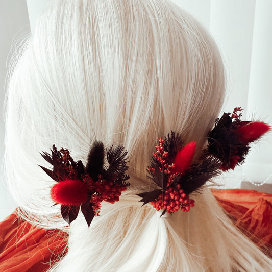 Boho wedding hairpins with dried flowers in bold red and burgundy tones. Handmade rustic bridal accessories for bride or bridesmaids. Unique floral hairpiece for autumn or romantic weddings.