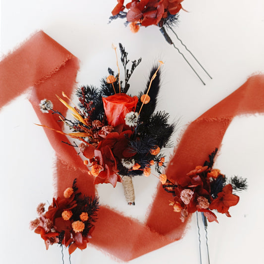 Groom’s boho boutonniere in terracotta and deep blue tones with dried grasses and twine wrap