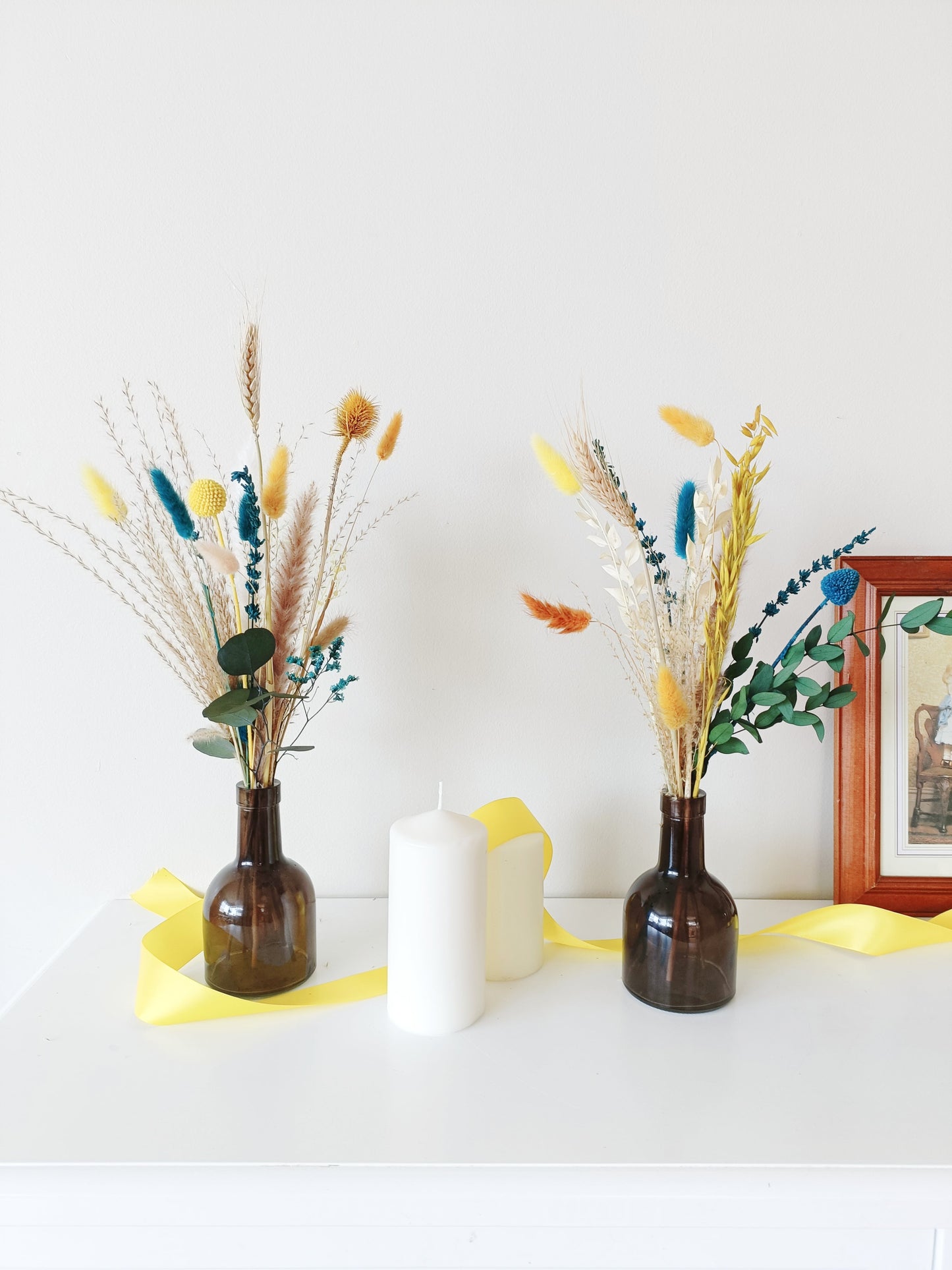 bold dried flower decor, vibrant floral centerpiece, blue and orange wedding flowers, artistic floral arrangement, striking dried flower setup, colorful wedding decor, preserved flower table display, unique rustic florals, dried flower boho centerpiece, modern botanical decor, vibrant boho styling, energetic floral arrangement, contrast floral table decor, wildflower-inspired setup, bright wedding flowers, dried pampas grass decor, eye-catching floral vase, handcrafted dried bouquet