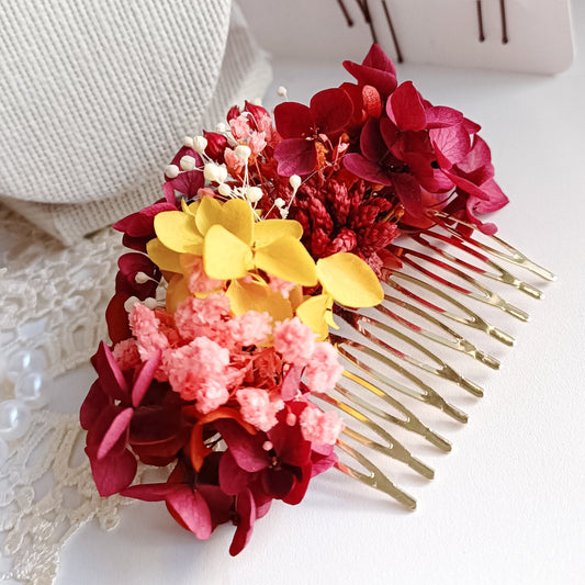 Elegant dried flower hair comb featuring warm autumn colors, ideal for boho or rustic weddings. Handmade floral accessories for brides and special occasions.