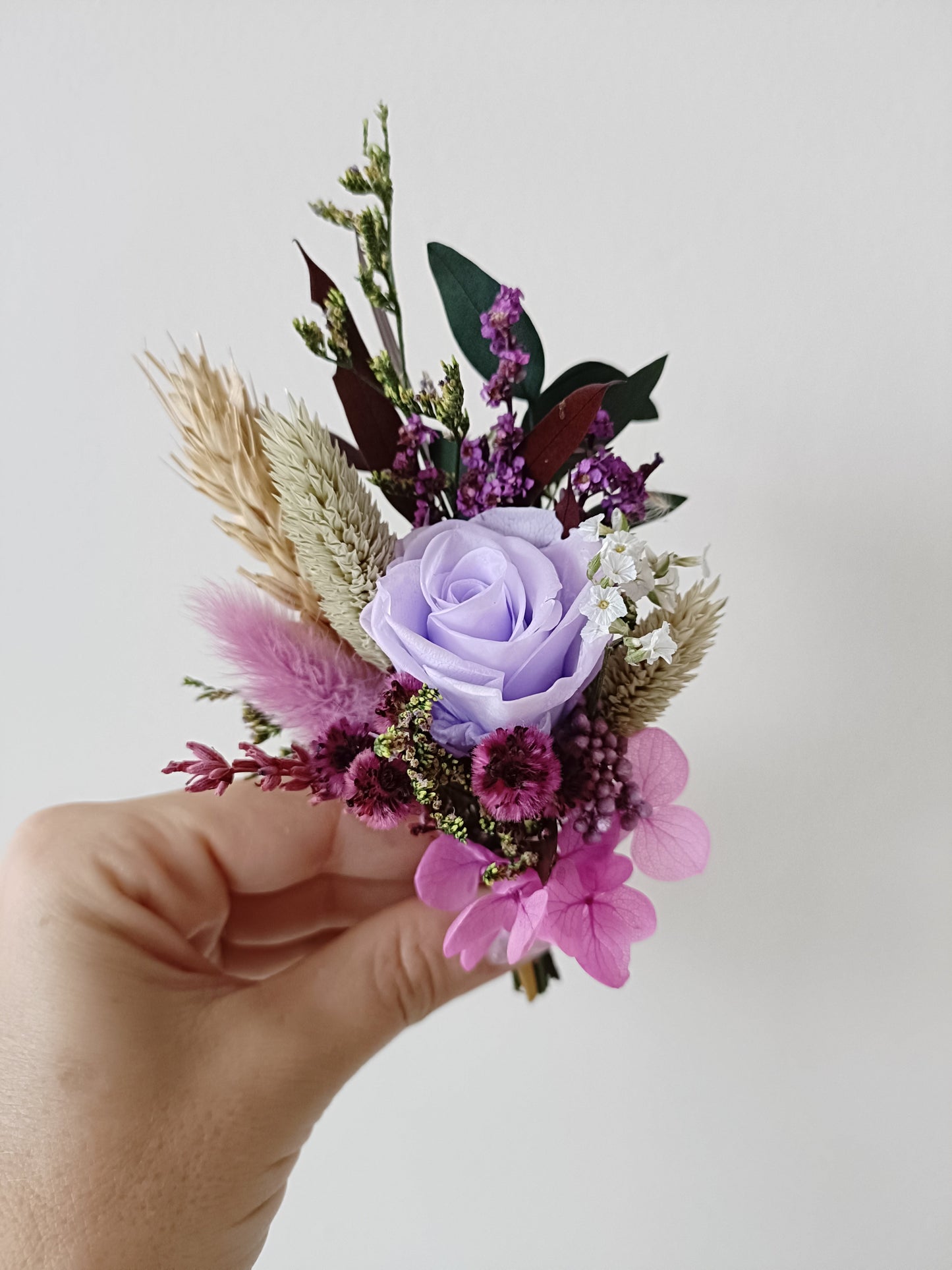 Romantic dried flower boutonniere featuring a lilac sola wood rose, pampas grass, and preserved blooms – ideal for weddings, proms, or rustic celebrations.