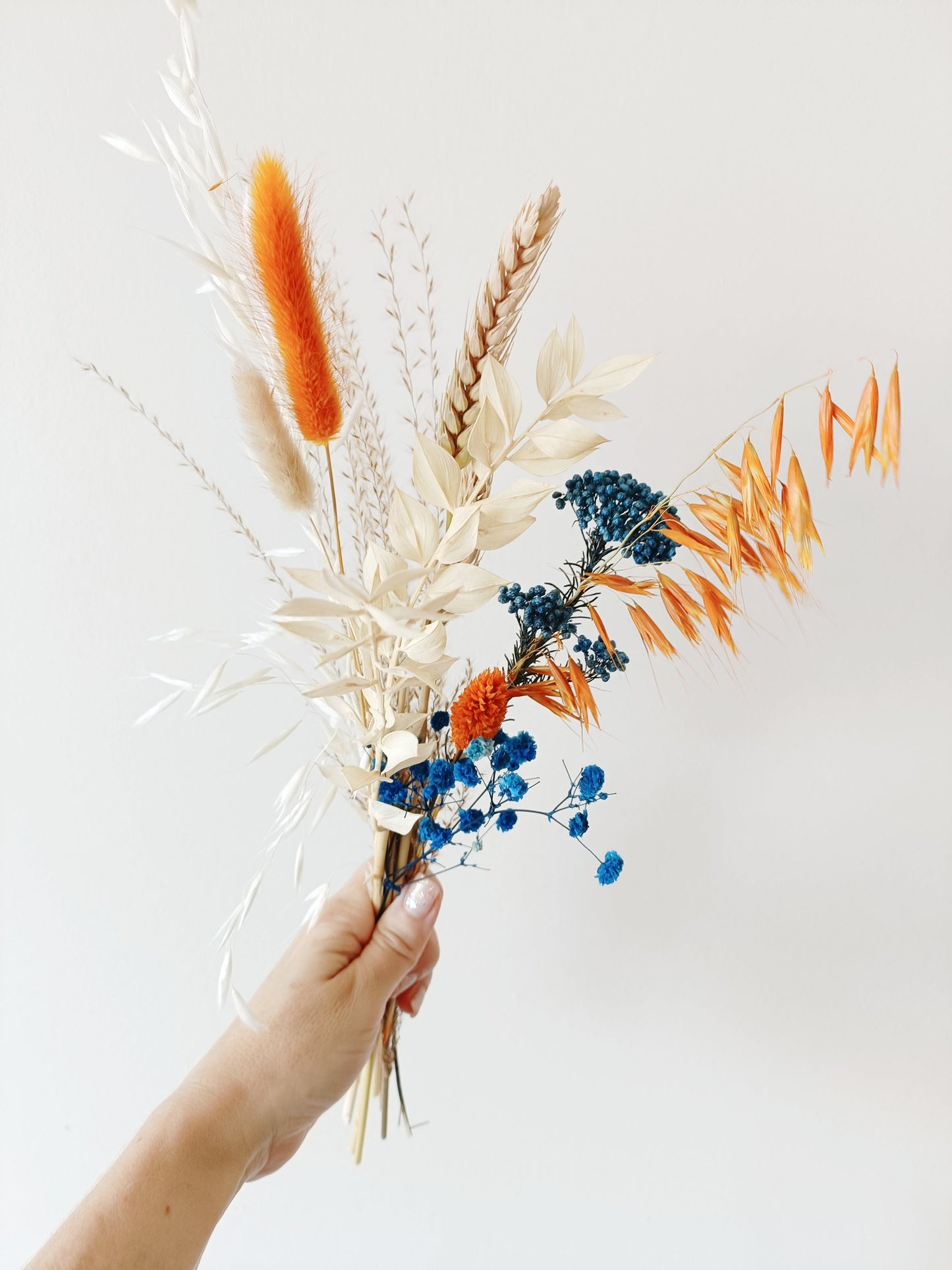 rustic wedding decor, dusty blue dried florals, dried flower styling, floral wedding setup, simple table decor, neutral floral display, dried botanicals arrangement, country-style flower decor, soft pink flower setup, classic boho wedding flowers, vintage-inspired floral decor, delicate flower arrangement, stylish dried flower vase, timeless dried flowers, elegant table styling, wedding reception florals, beige flower display, soft aesthetic floral decor, dried palm leaf bouquet, artistic dried flowers