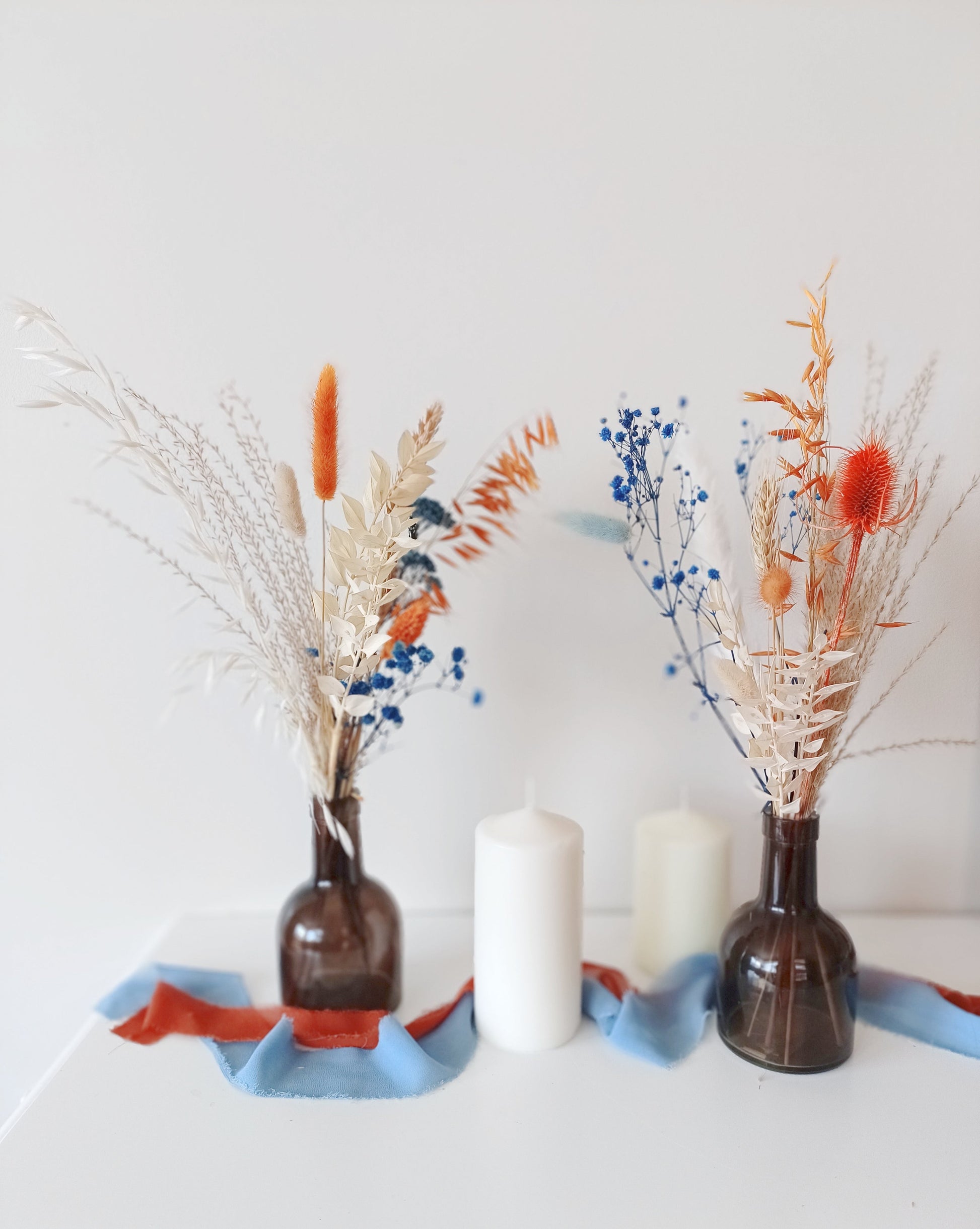 rustic wedding decor, burnt orange dried florals, dried flower styling, floral wedding setup, simple table decor, neutral floral display, dried botanicals arrangement, country-style flower decor, soft pink flower setup, classic boho wedding flowers, vintage-inspired floral decor, delicate flower arrangement, stylish dried flower vase, timeless dried flowers, elegant table styling, wedding reception florals, beige flower display, soft aesthetic floral decor, dried palm leaf bouquet, artistic dried flowers