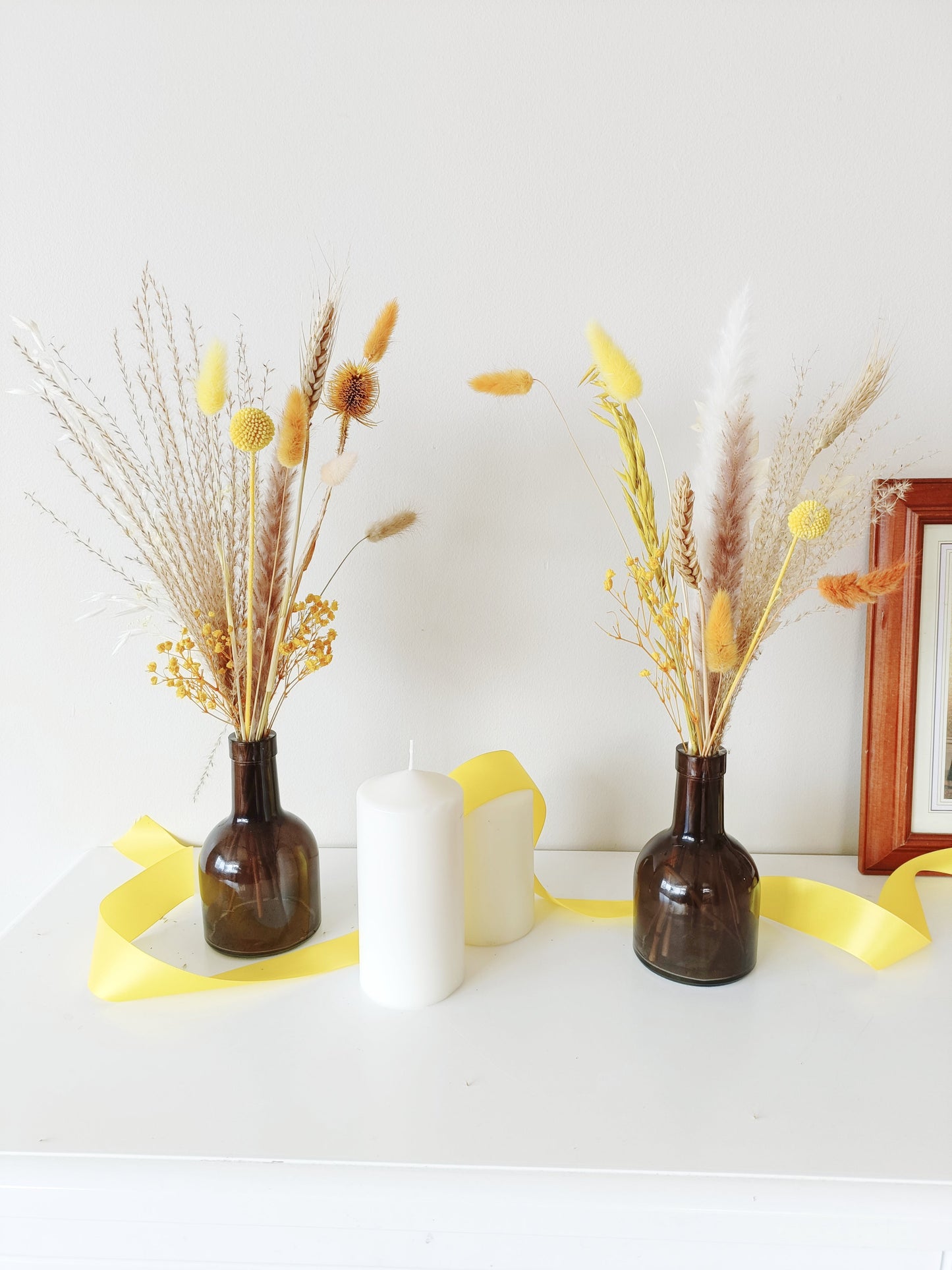 bold dried flower decor, vibrant floral centerpiece, blue and orange wedding flowers, artistic floral arrangement, striking dried flower setup, colorful wedding decor, preserved flower table display, unique rustic florals, dried flower boho centerpiece, modern botanical decor, vibrant boho styling, energetic floral arrangement, contrast floral table decor, wildflower-inspired setup, bright wedding flowers, dried pampas grass decor, eye-catching floral vase, handcrafted dried bouquet