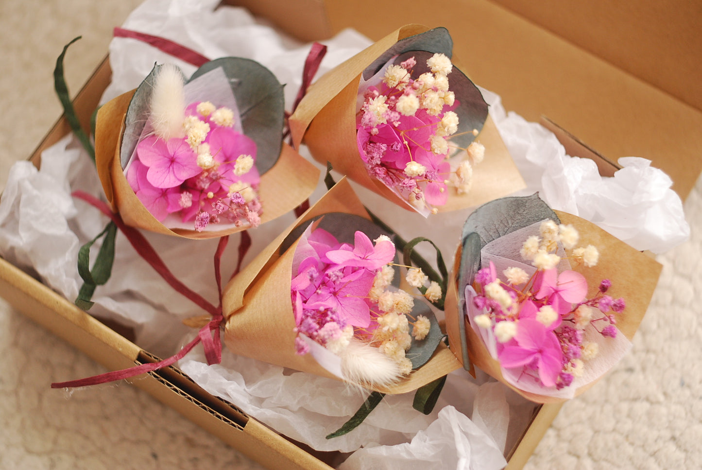 mini dried flower bouquets in bright pink and cream tones, featuring preserved hydrangea, baby’s breath, eucalyptus leaves, and bunny tails – wrapped in kraft paper and tied with ribbon. A charming floral gift set for weddings, party favors, or thoughtful thank-you presents.