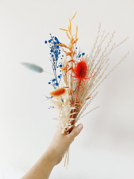 rustic wedding decor, warm-toned dried florals, dried flower styling, floral wedding setup, simple table decor, neutral floral display, dried botanicals arrangement, country-style flower decor, soft pink flower setup, classic boho wedding flowers, vintage-inspired floral decor, delicate flower arrangement, stylish dried flower vase, timeless dried flowers, elegant table styling, wedding reception florals, beige flower display, soft aesthetic floral decor, dried palm leaf bouquet, artistic dried flowers, tre