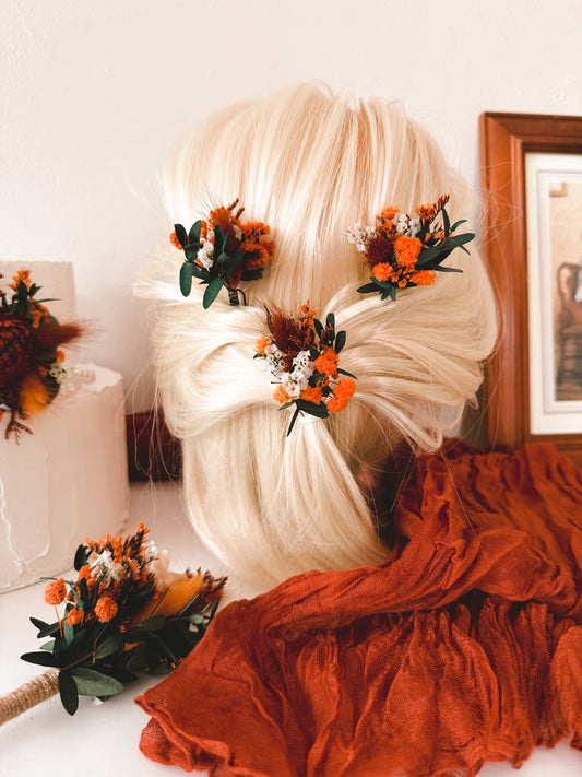 Bridal hair pins handmade with dried flowers in amber and orange – rustic boho wedding hairstyle idea.