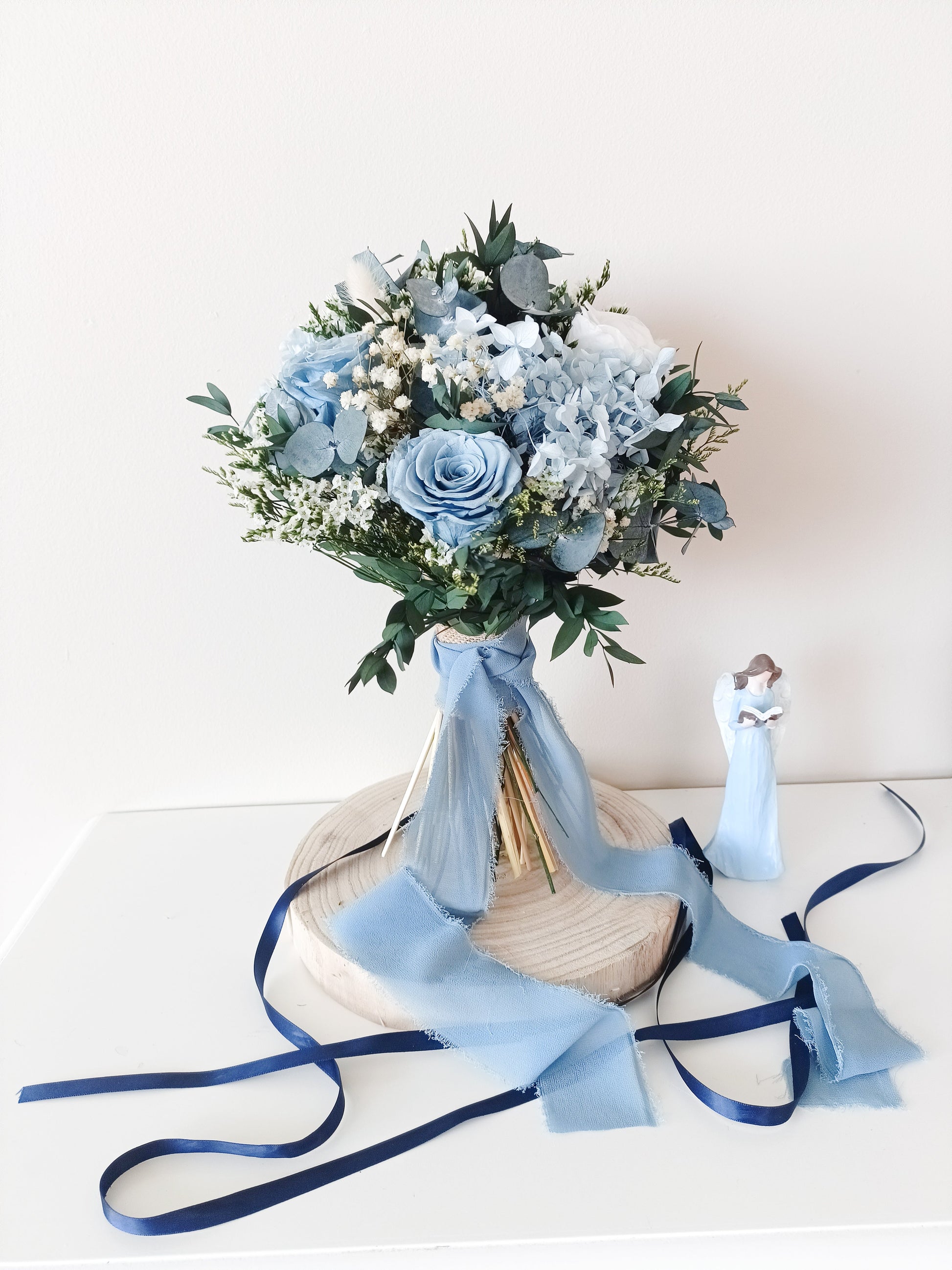 Dusty blue bridal bouquet made of dried hydrangea, sola wood rose, and eucalyptus – perfect for elegant, romantic weddings in soft pastel tones.