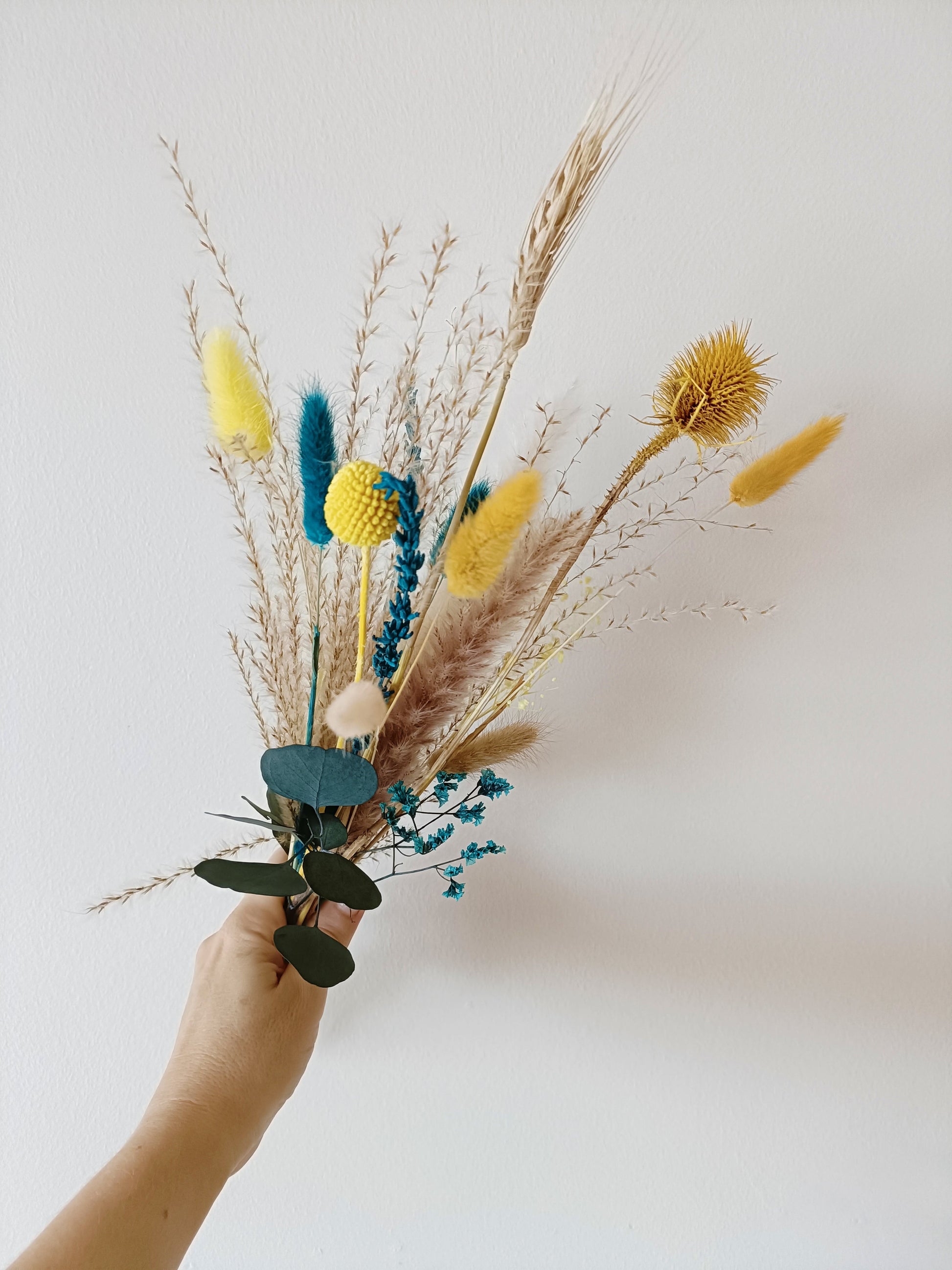 boho centerpiece, dried flower decor, wedding table flowers, rustic floral arrangement, bohemian flower vase, minimalist floral styling, pampas grass arrangement, dried floral bouquet, neutral home decor, aesthetic flower setup, vintage flower display, farmhouse flower decor, pastel dried flowers, blush wedding centerpiece, romantic floral arrangement, natural dried bouquet, table wedding flowers, soft floral centerpiece, eco-friendly wedding flowers, preserved flower display, rustic wedding decor