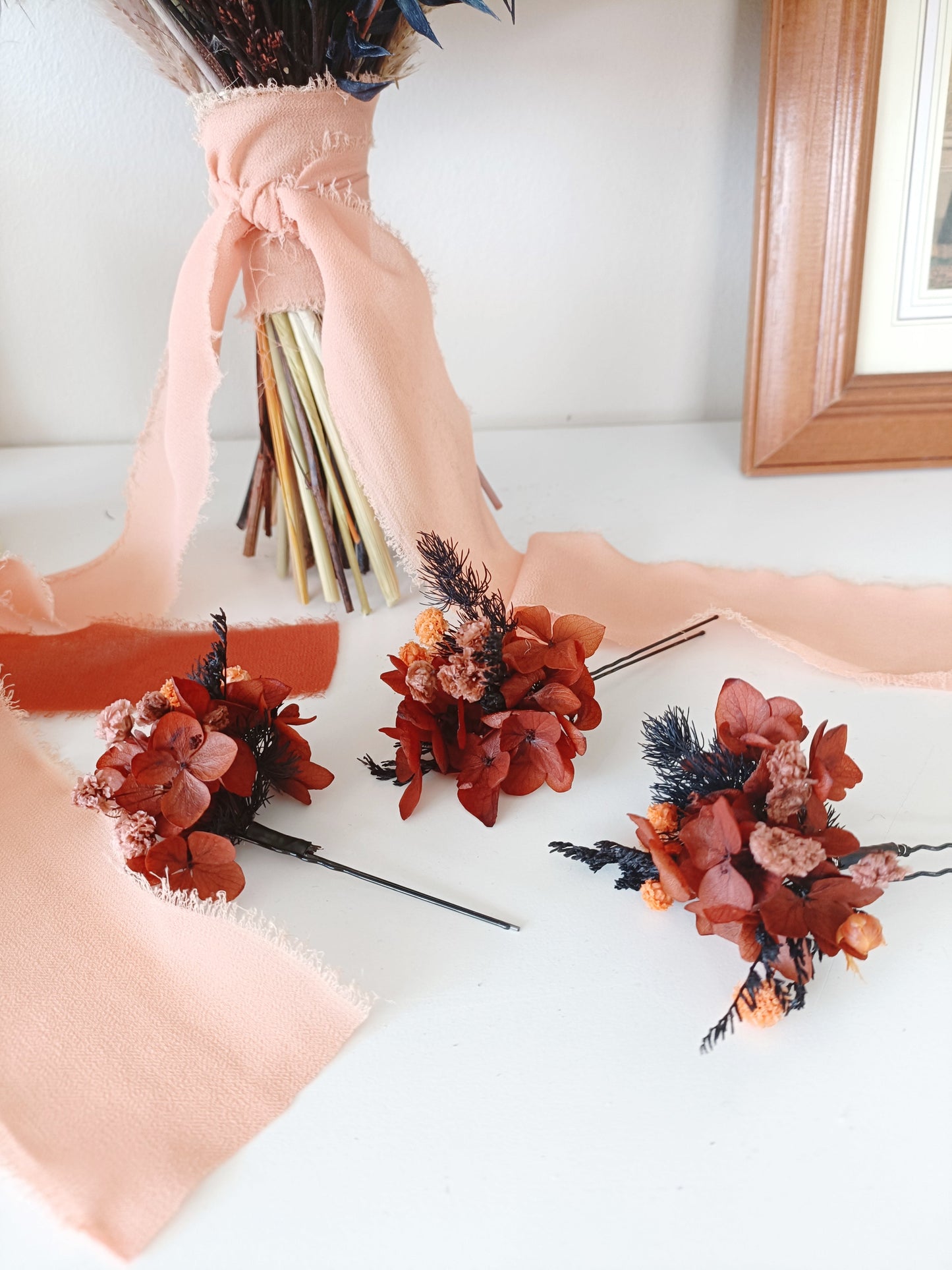 Set of terracotta dried flower hair pins with preserved hydrangea and black fern – perfect bridal accessories for rustic or boho weddings.