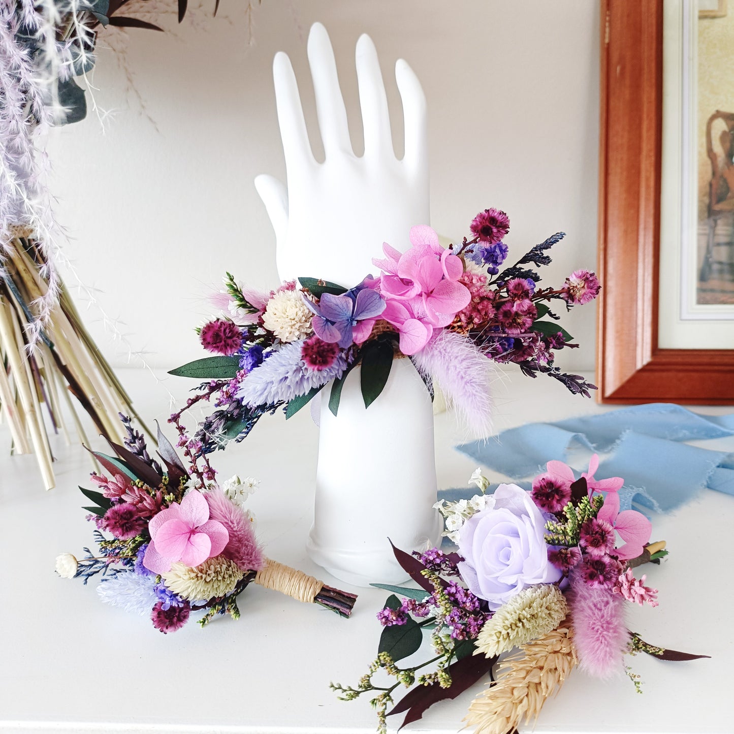 Romantic dried flower set featuring a floral bracelet and boutonnieres in soft pink, violet, and cream shades – perfect for bridesmaids, formal events, or gift sets. Includes preserved blooms and rustic textures.