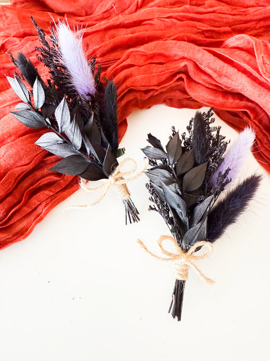 Elegant dried flower boutonniere in black and lilac with bunny tails and rustic twine, perfect for groom or groomsmen accessories