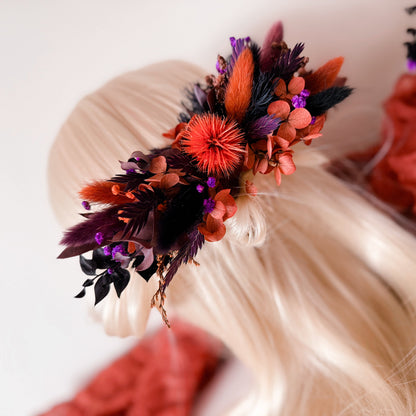 Boho dried flower comb in burnt orange, purple and burgundy on blonde hair mannequin — perfect for rustic or autumn wedding look.