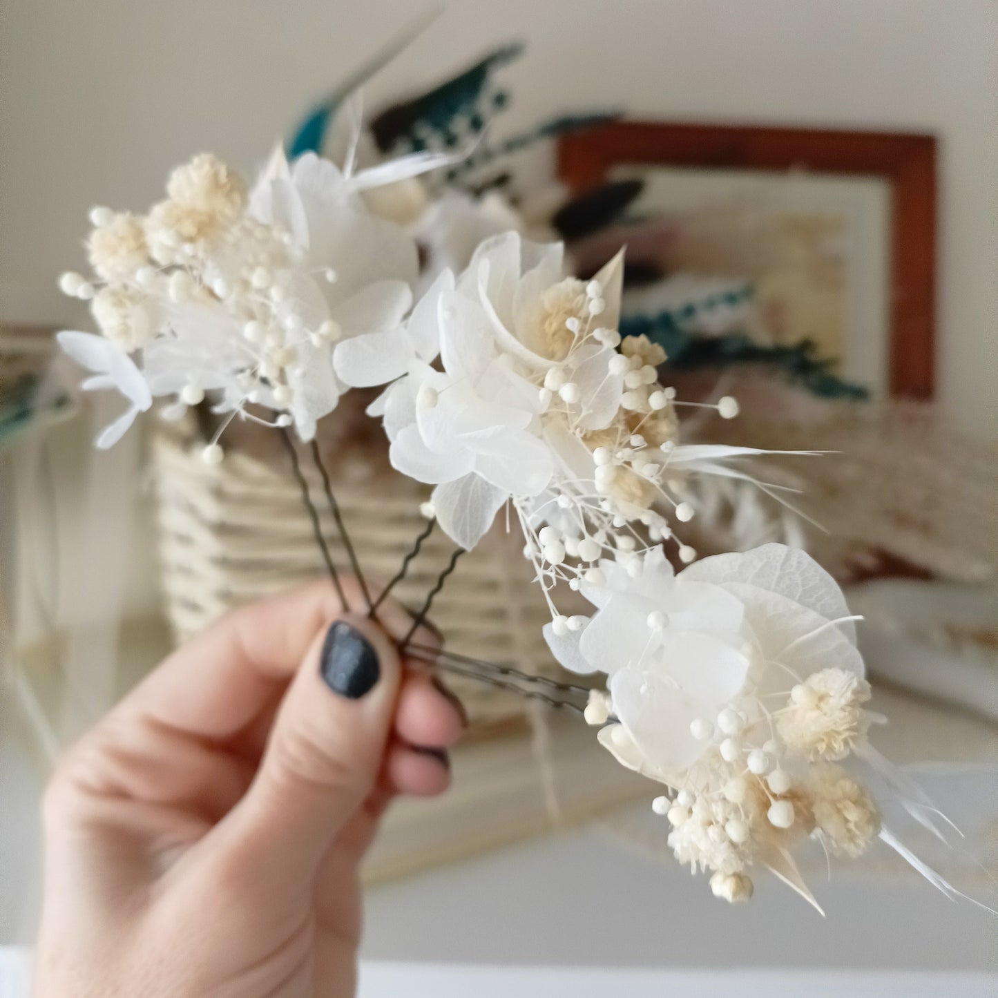 Elegant dried flower hair pins for bridesmaids or flower girls