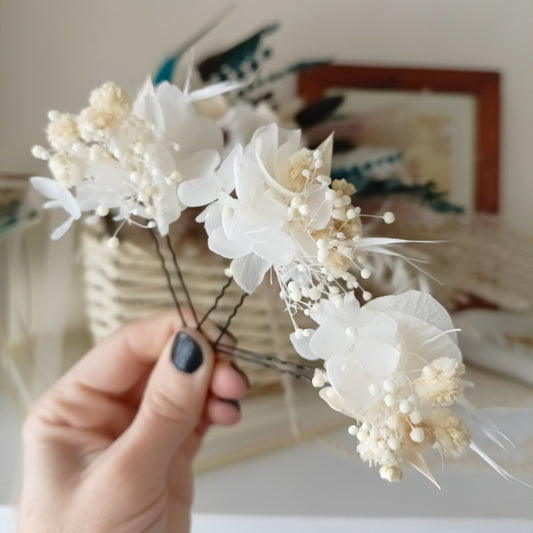 Elegant dried flower hair pins for bridesmaids or flower girls