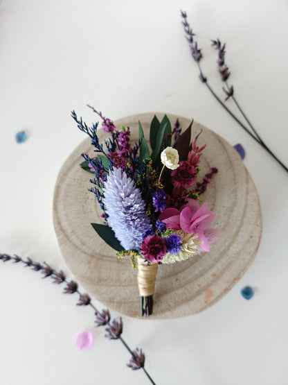 Floral boutonniere made with dried hydrangea, burgundy blooms, and lavender accents – a stylish choice for weddings, groomsmen, or corsage alternatives.
