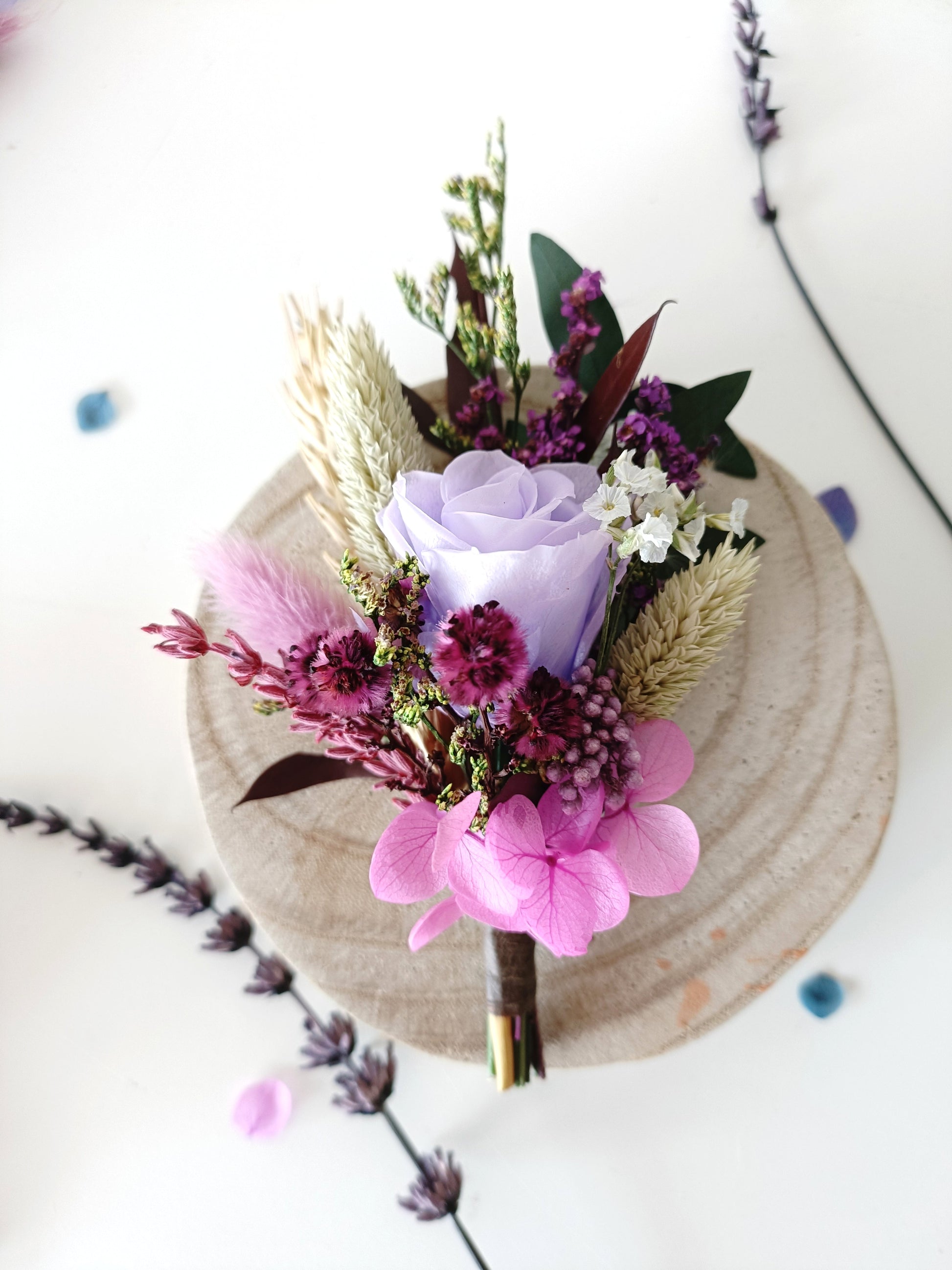 Romantic dried flower boutonniere featuring a lilac sola wood rose, pampas grass, and preserved blooms – ideal for weddings, proms, or rustic celebrations.

