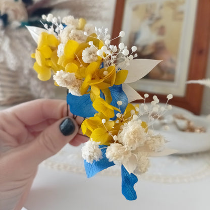 Set of dried flower pins in blue, yellow, and white tones, handcrafted with hydrangea, baby’s breath, and sola flowers, perfect for patriotic or themed weddings.