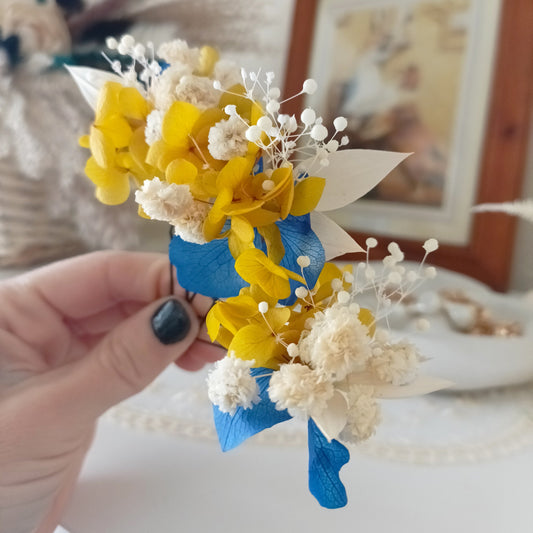 Set of dried flower pins in blue, yellow, and white tones, handcrafted with hydrangea, baby’s breath, and sola flowers, perfect for patriotic or themed weddings.