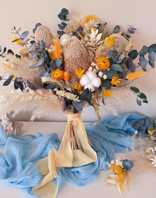 Boho bridal bouquet with dried flowers, blue eucalyptus, pampas grass and yellow details for rustic wedding