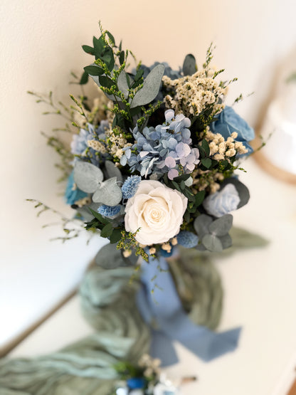 Bouquet of flowers with blue and white tones on a blurred background