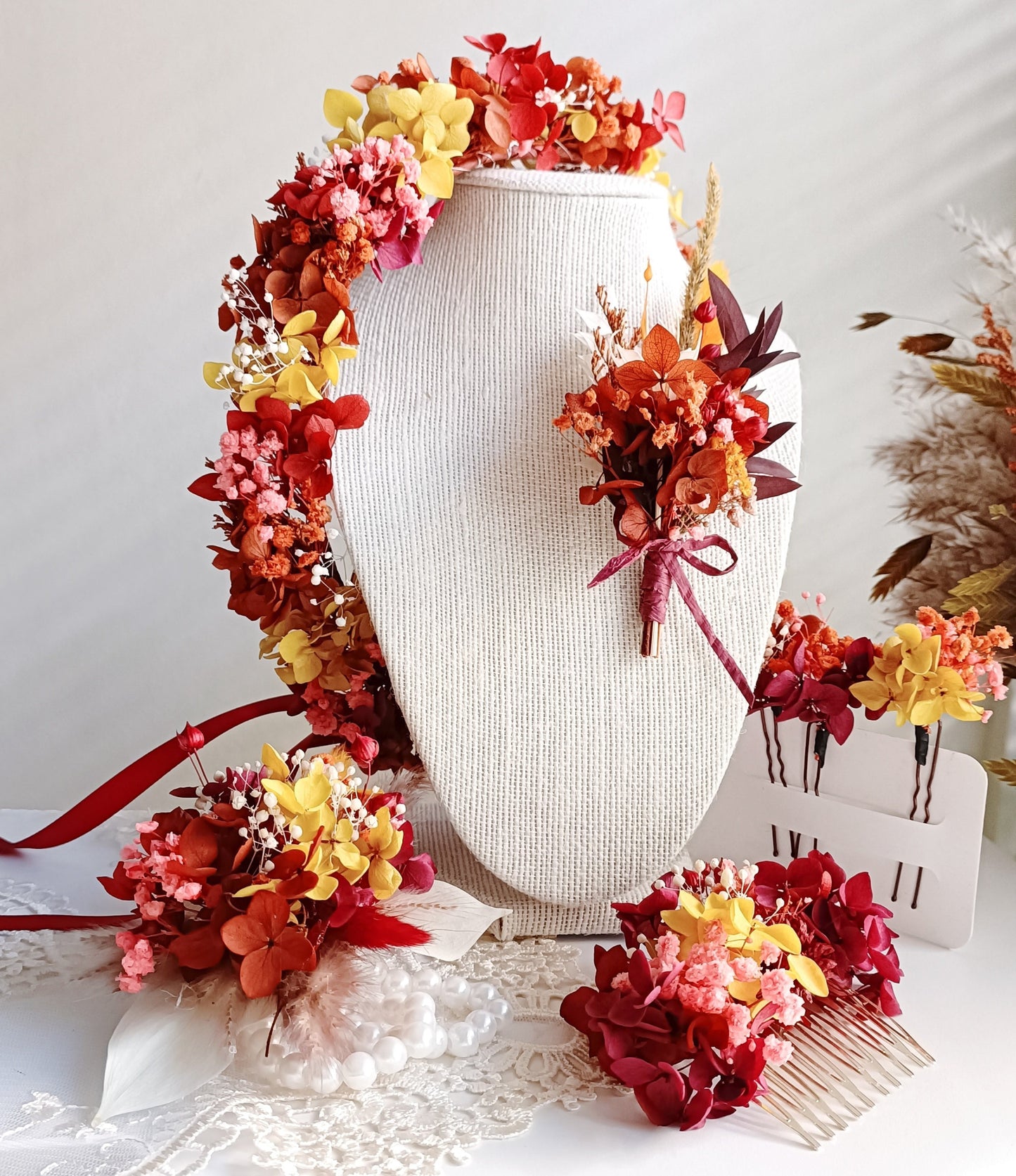 Elegant dried flower hair comb featuring warm autumn colors, ideal for boho or rustic weddings. Handmade floral accessories for brides and special occasions.