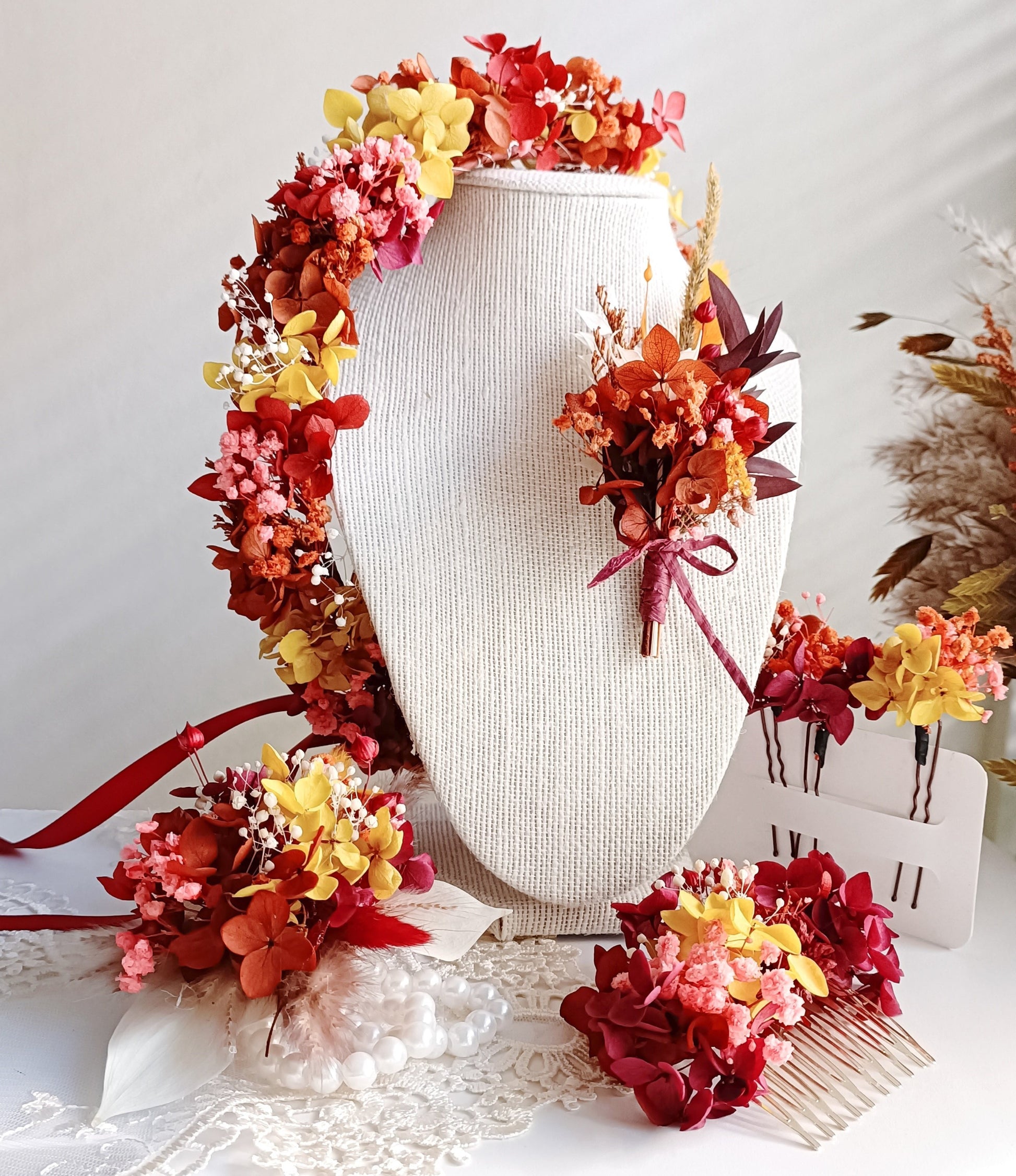 Elegant dried flower hair comb featuring warm autumn colors, ideal for boho or rustic weddings. Handmade floral accessories for brides and special occasions.