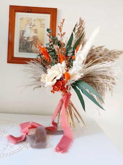 Full view of handmade dried bouquet featuring orange highlights, sola flowers and soft, flowing pampas grass – long-lasting and eco-friendly.
