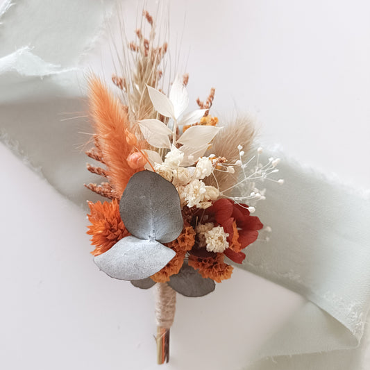 dried flower boutonniere, wedding boutonniere, groom boutonniere, rustic boutonniere, boho boutonniere, floral boutonniere, preserved flower boutonniere, everlasting boutonniere, groomsmen boutonniere, groom’s floral pin, rustic wedding boutonniere, bohemian boutonniere, white boutonniere, boutonniere for suit, natural flower boutonniere, handmade boutonniere, boutonniere with preserved flowers, elegant boutonniere, boutonniere set