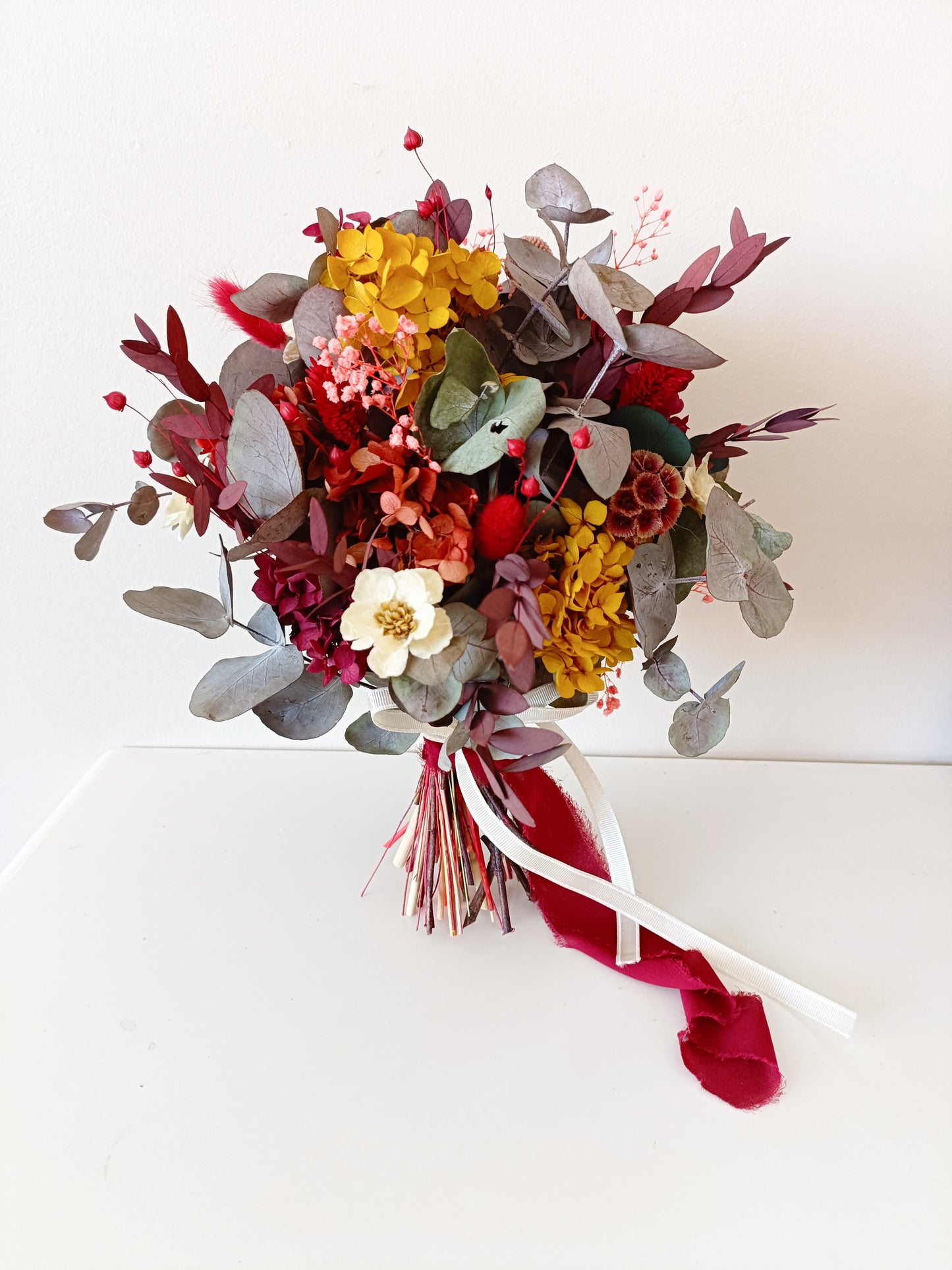 wine-colored flowers, statement bouquet, chic floral arrangement, artistic bouquet, textured flowers, earthy tones, dusty pink flowers, warm color palette, grand bouquet, lush floral arrangement, bold wedding flowers, dramatic bouquet, sophisticated design