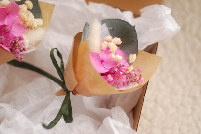 Eco-friendly wedding favours with dried flowers and natural kraft wrap, perfect for bridesmaid gifts