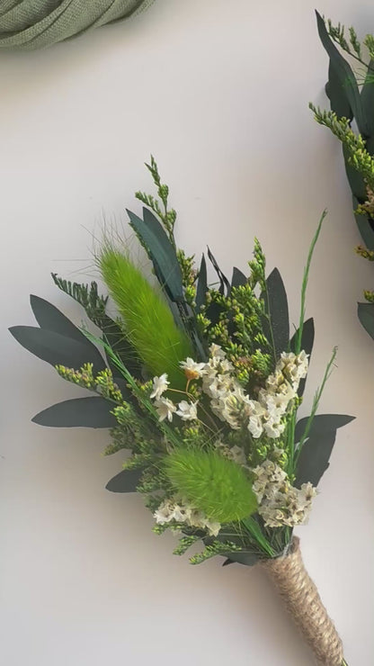 single-greenery-boutonniere-groom-wedding
