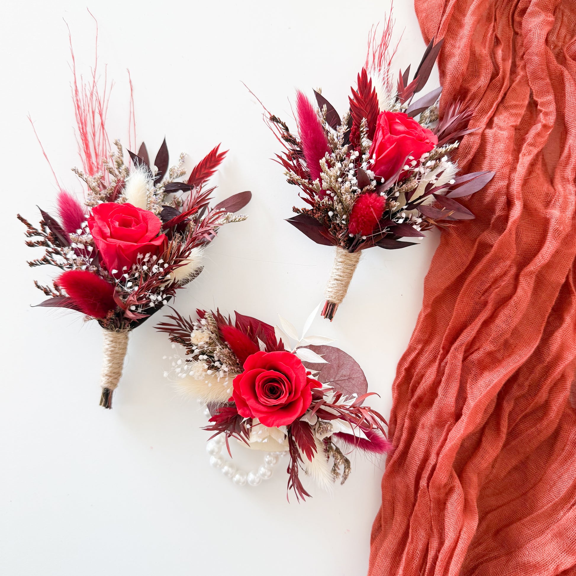 Rustic red rose boutonniere with dried flowers, burgundy tones and natural textures, handmade groomsmen accessory for rustic weddings, boho boutonniere decoration.