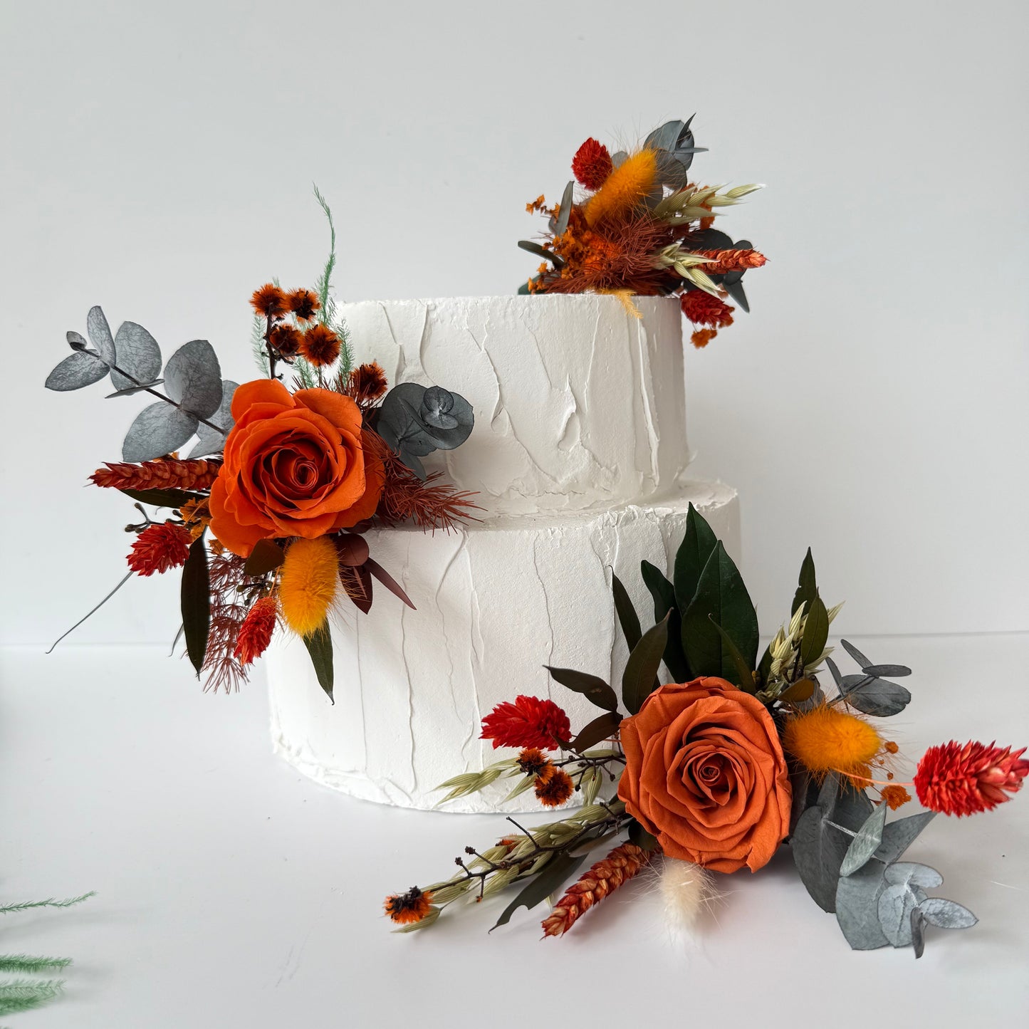 Decorative cake topper with autumnal flowers for wedding cake